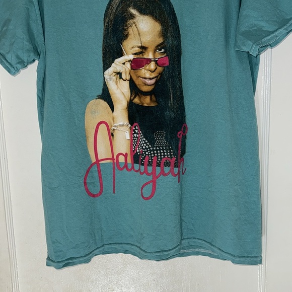 Aaliyah Graphic Tee - Picture 3 of 7